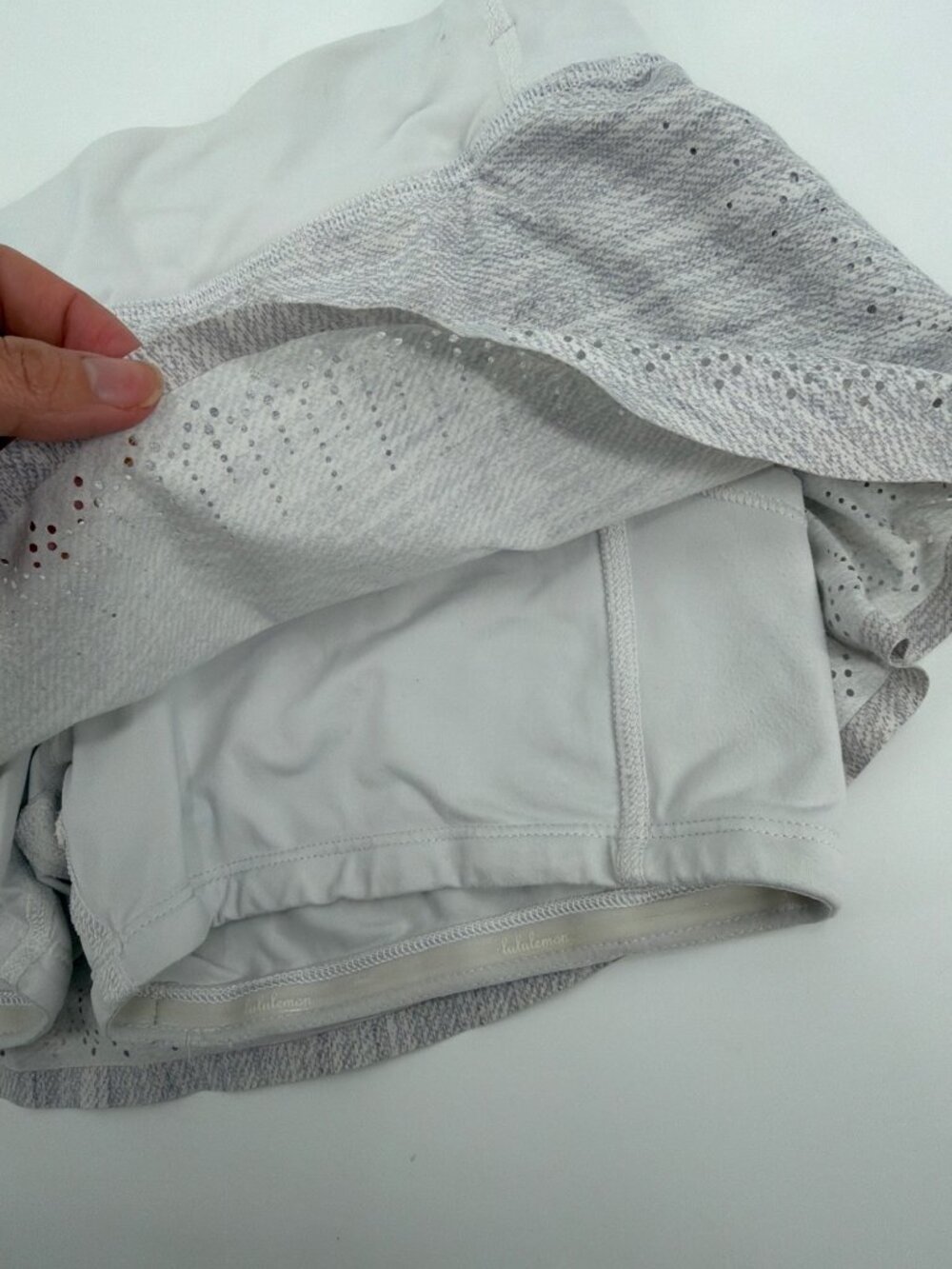 Lululemon Run Light As Air Lined Skirt Womens 4 Gray White Athleisure Preppy - Picture 5 of 8